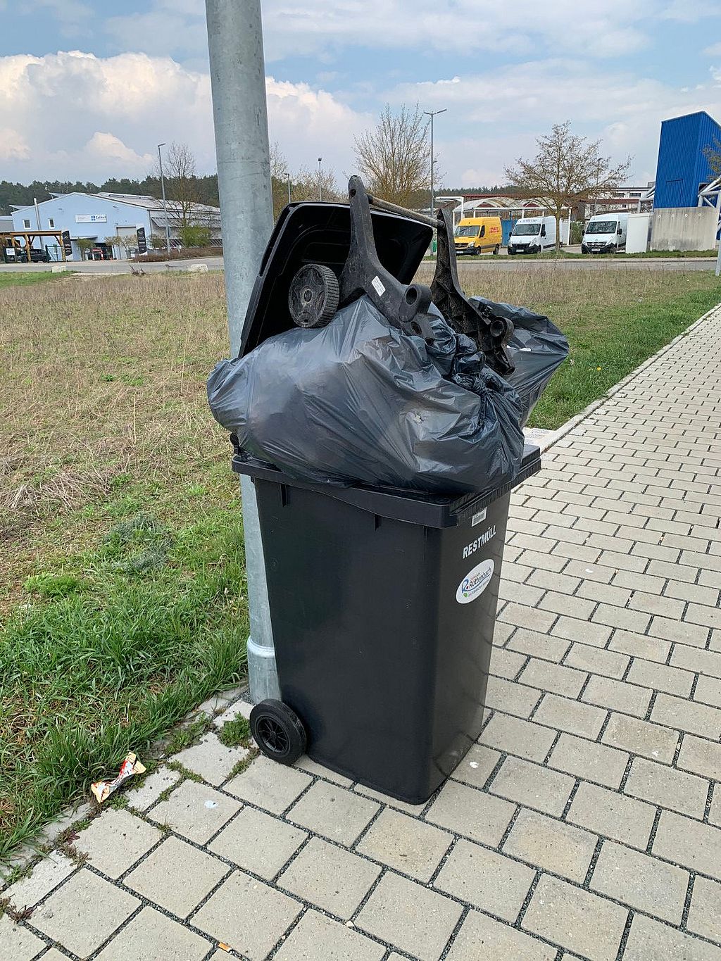 Gewerbegebiet Röttenbach Mülleimerproblem Bild:KEF