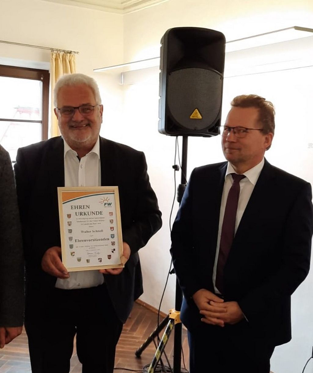 Thomas Schneider überreicht Walter Schnell die Ernennungsurkunde