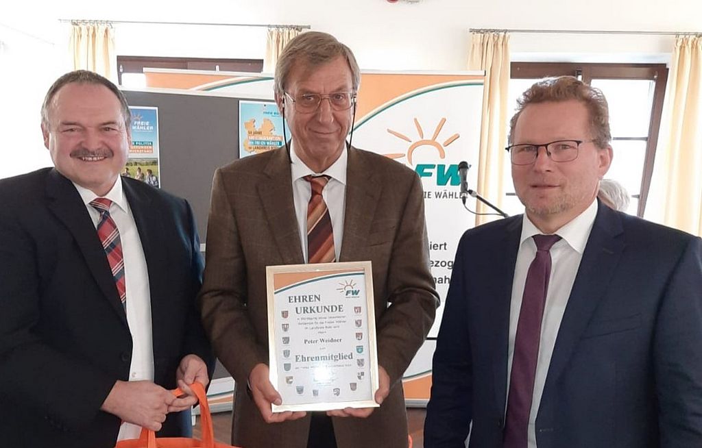 Mit einem verhaltenem, aber freudigem Lächeln nimmt Peter Weidner die Urkunde entgegen, links Hermann Kratzer, rechts Thomas Schneider