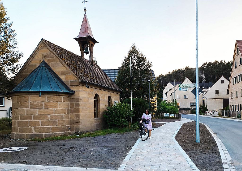 Heike Augsdörfer - Neu gestalteter Platz und Gehweg - Kapelle Mühlstetten