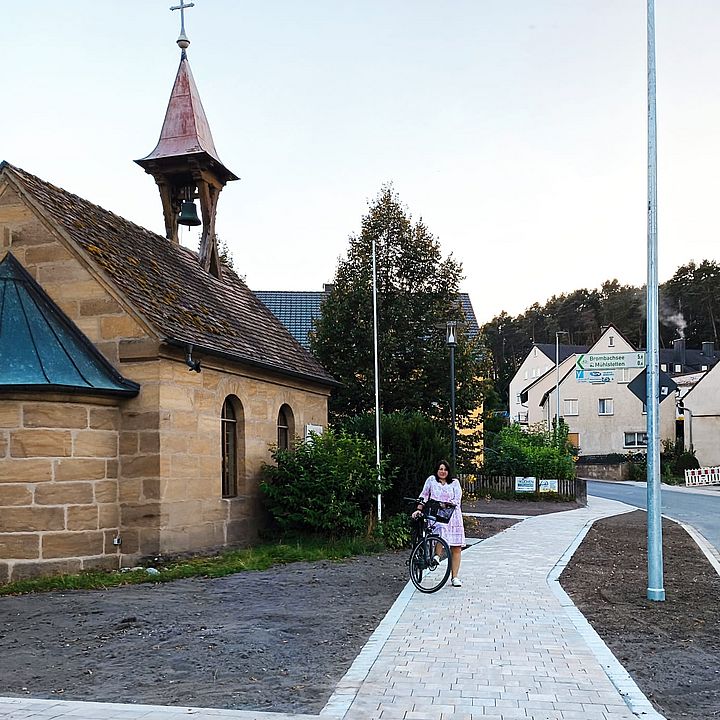 Heike Augsdörfer - Neu gestalteter Platz und Gehweg - Kapelle Mühlstetten