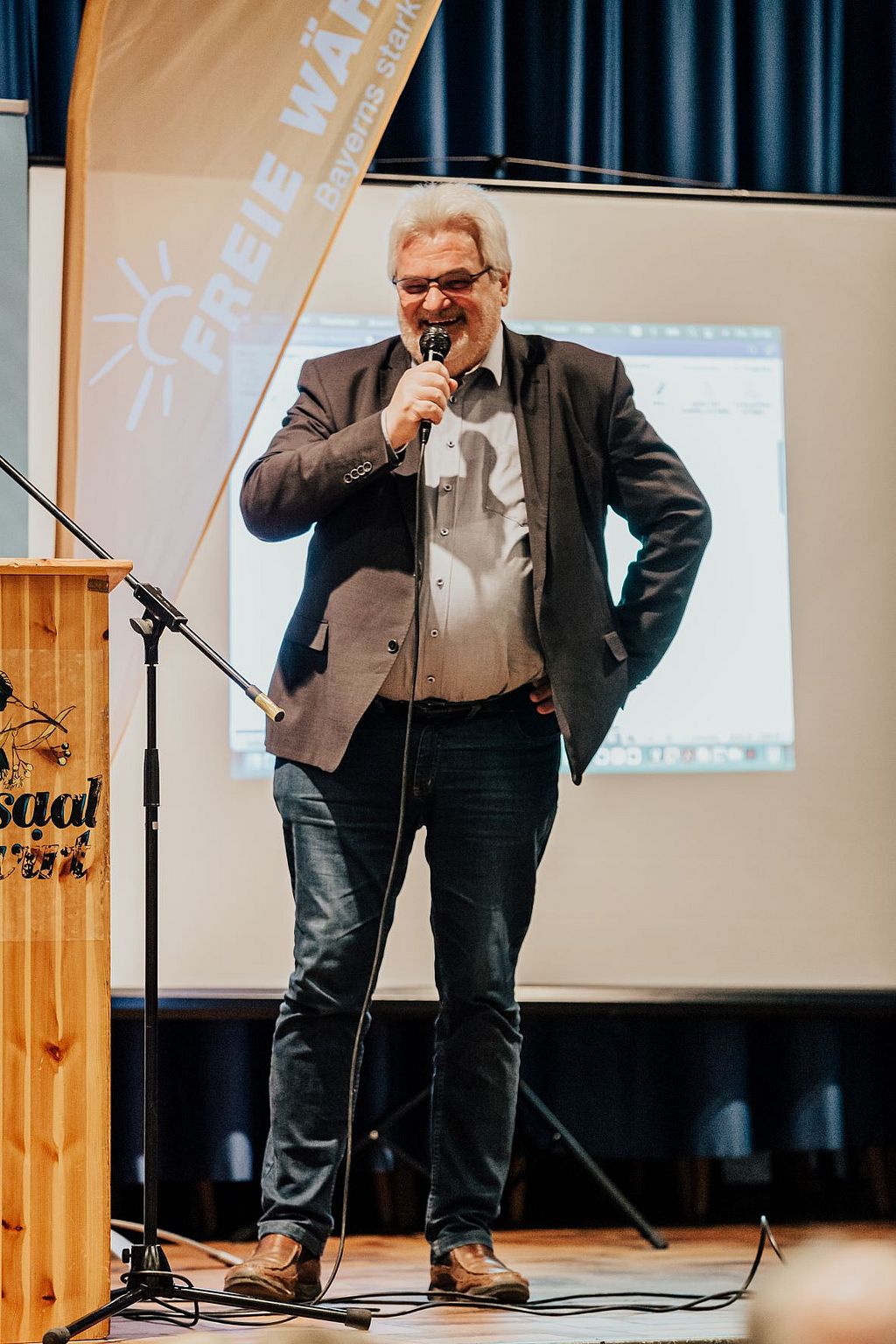 Walter Schnell -Fraktionsvorsitzender - berichtet von der Erfolgen der Bezirkstagsarbeit Bild: Rainer Kühn