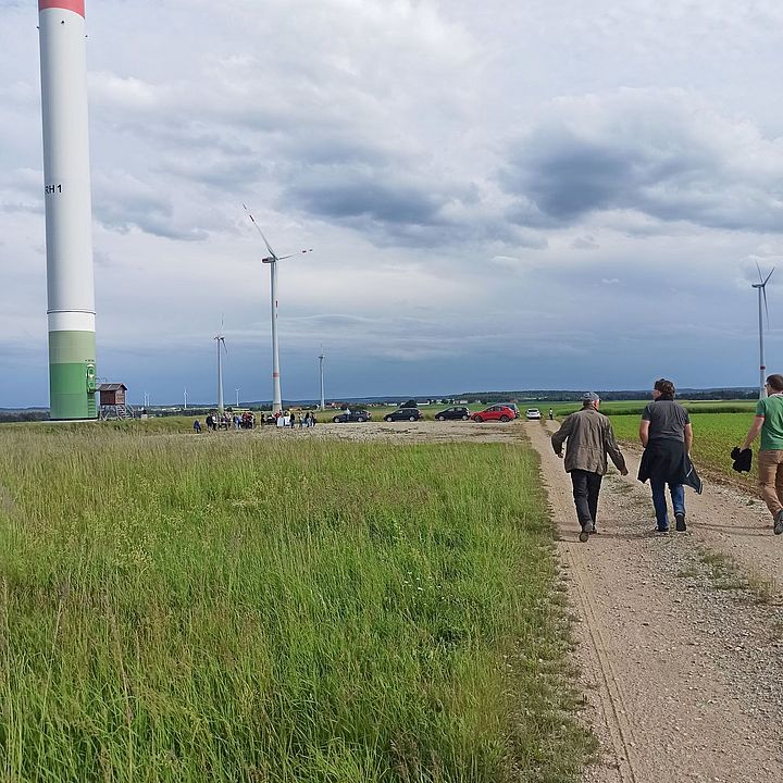 FW-Windparkbesichtigung - Auf dem Weg zu den Windrädern Bild: HG