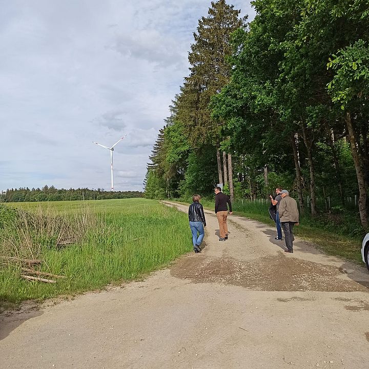 FW-Windparkbesichtigung - Auf dem Weg zu den Windrädern Bild: HG