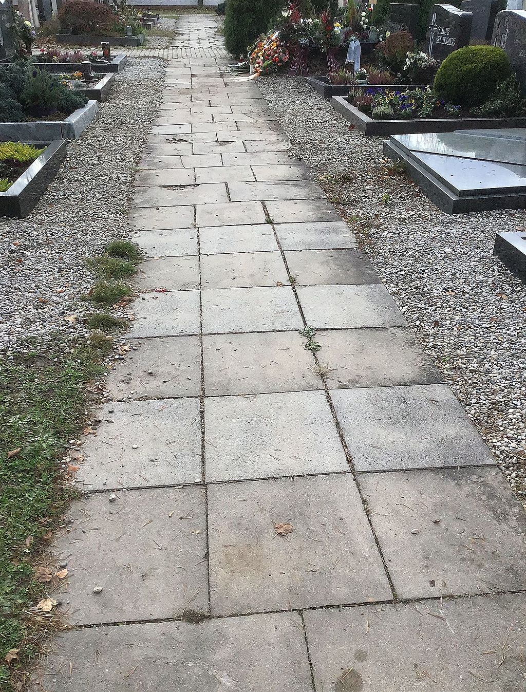 Friedhof Mühlstetten Pflasterarbeiten 2020 Darstellung des Weges, der erneuert wirdBild: FJM