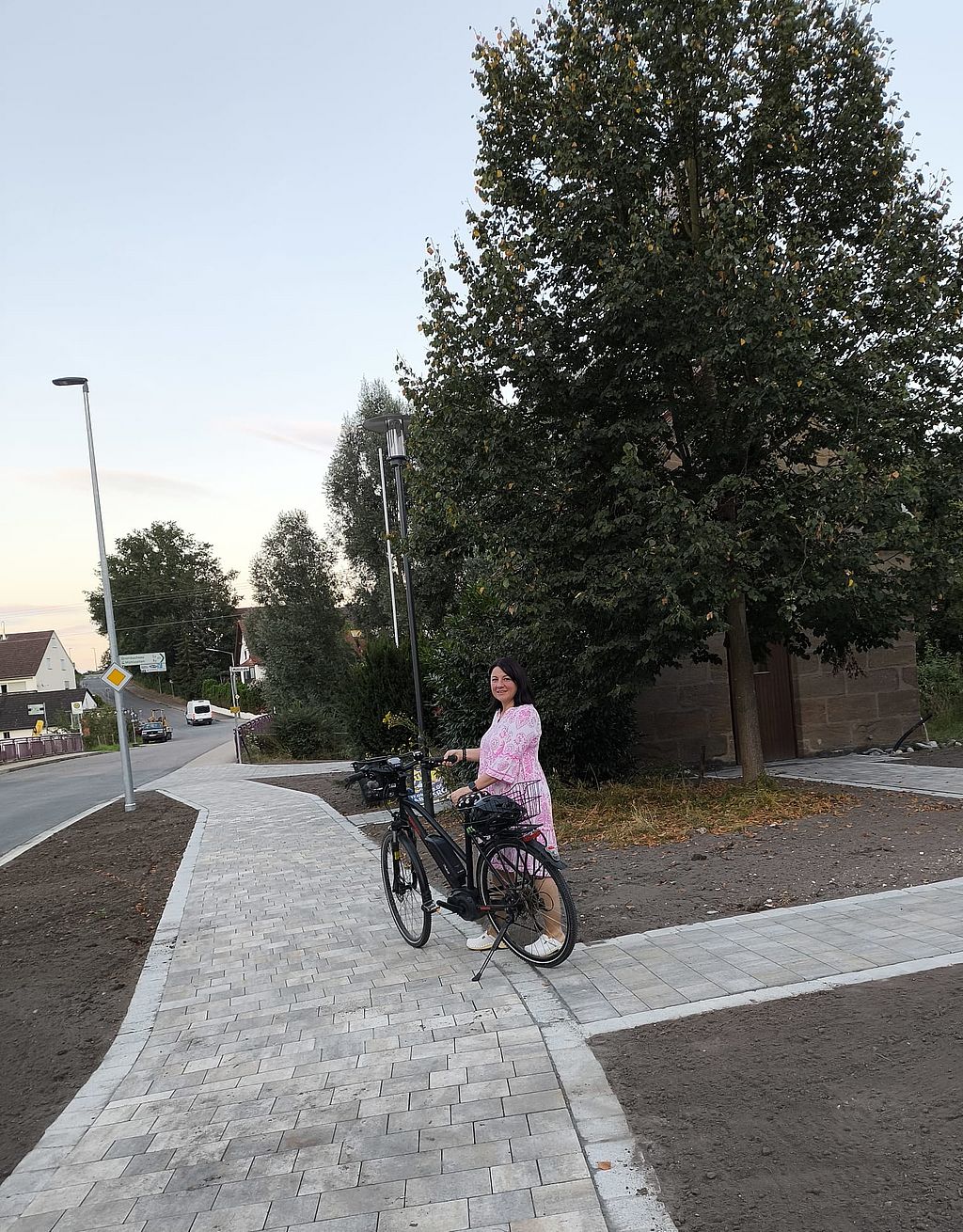 Heike Augsdörfer - Neu gestalteter Platz und Gehweg - Kapelle Mühlstetten