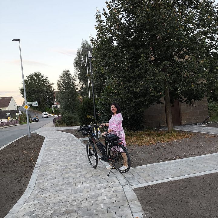 Heike Augsdörfer - Neu gestalteter Platz und Gehweg - Kapelle Mühlstetten